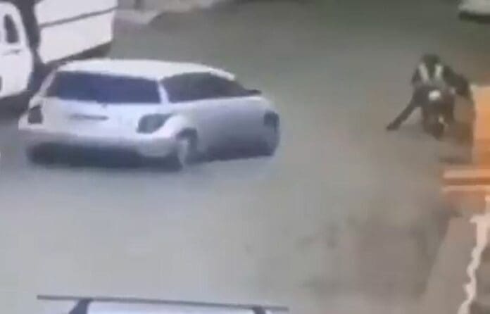 VIDEO: Conductor atropella a sujetos que lo robaron mientras se escapaban