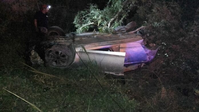 Se estrella y vuelca su auto en Playa del Carmen 1