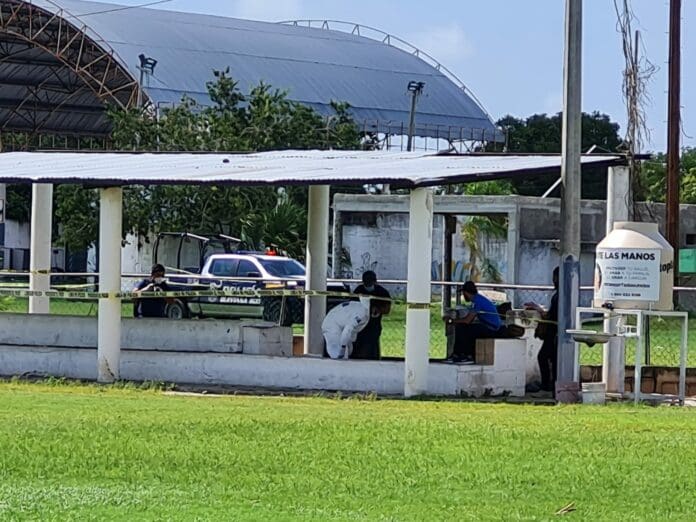 Hallan cuerpo en avanzado estado de descomposición en campo de fútbol en Cancún