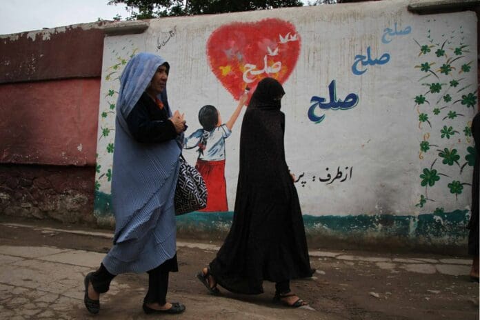 Qué es la sharia que aplicarán los talibanes y cómo afectará a las mujeres afganas