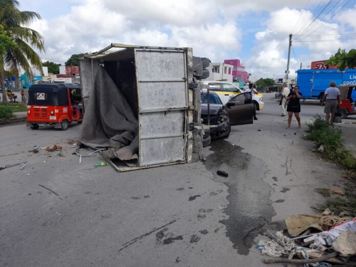 Camión es embestido por un coche en Cancún y cuatro resultan lesionados