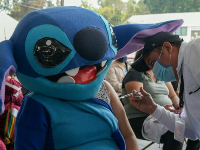 Batman, Stitch y Woody se vacunan contra covid en Neza