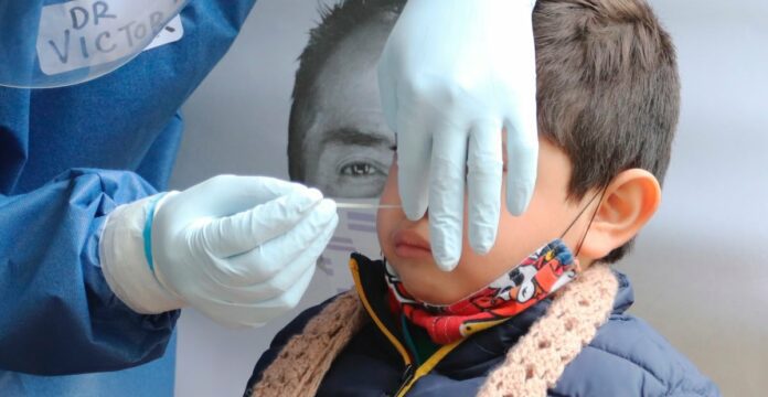 Un padre envió a su hijo a la escuela después de dar positivo en una prueba de covid-19; más de 80 estudiantes fueron puestos en cuarentena