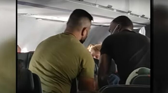 VIDEO: Atan a pasajero de American Airlines por intentar romper una venta del avión