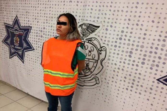 Golpea a su hija de 10 años con un palo de escoba 