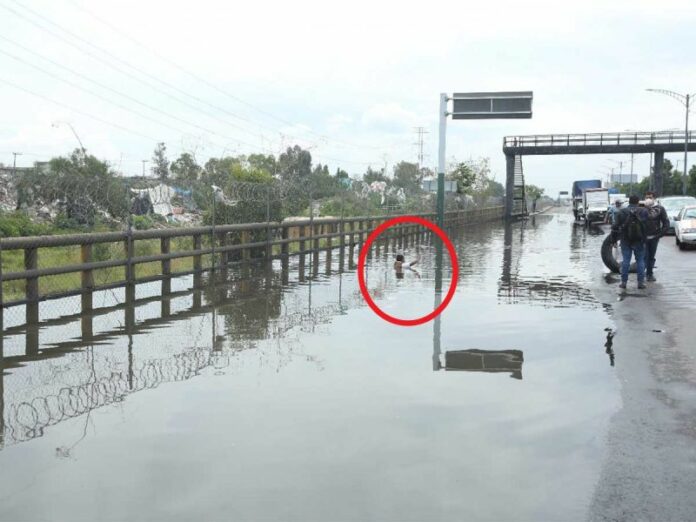 El 'hombre socavón': se sumerge en el agua para hacerlo notar a automovilistas