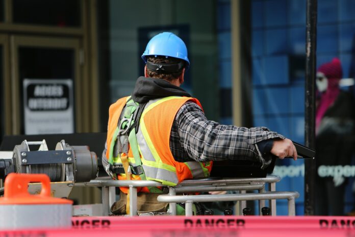 Le cayó una barra de metal de 2 toneladas en su pie, se lo amputaron, la empresa lo despide