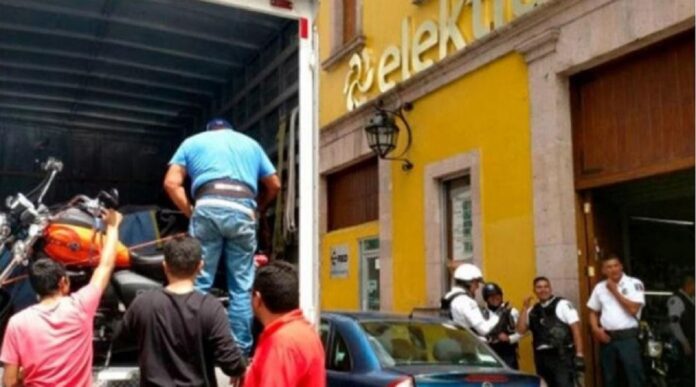 ¡Mujer embarga tienda! Gana juicio por más de 300 mil pesos