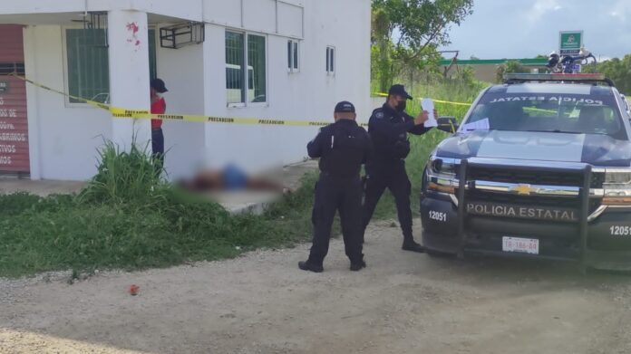 Playa del carmen: Policías detienen y golpean a hombre, luego lo dejan morir en la calle