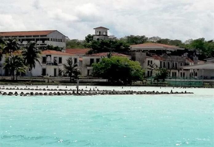 Ejidatarios pelan nuevamente hotel abandonado 'Las Velas' en Bacalar