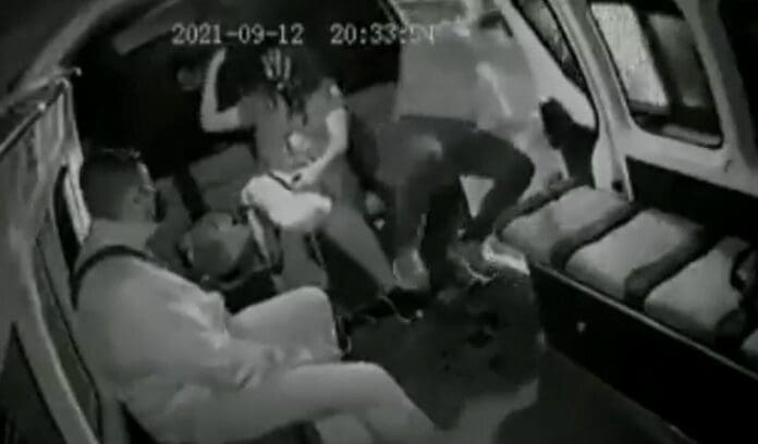 VIDEO: Se cayó tras quedarse dormido en la combi, quedó grabado y es viral