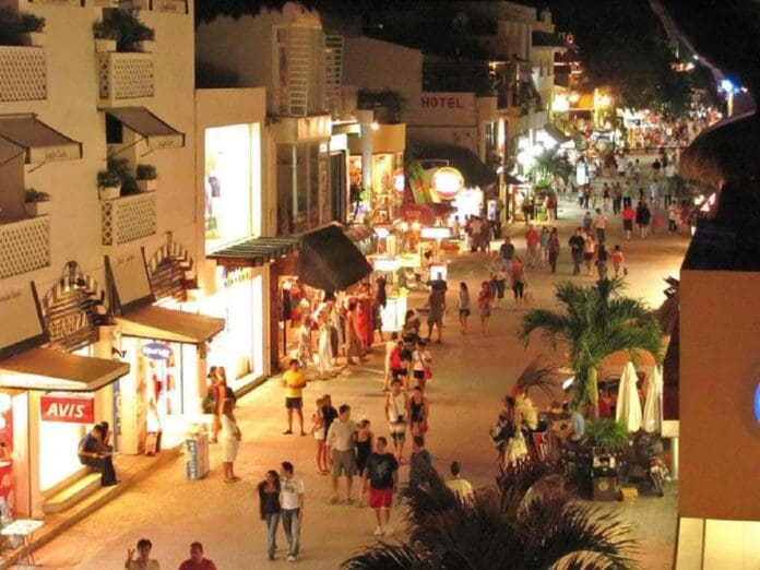 Aunque Quintana Roo no es precisamente un típico lugar para celebrar las fiestas patrias, como ocurre con pueblos históricos o coloniales, la entidad tiene a tres de los destinos más populares para dar 