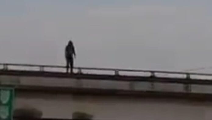 Joven se avienta de un puente en Mérida y sobrevive; lo reportan grave