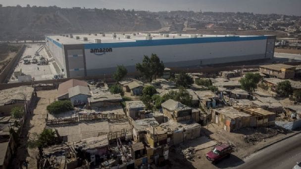 Centro de distribución de Amazon junto a casas de cartón en Tijuana desata críticas en redes