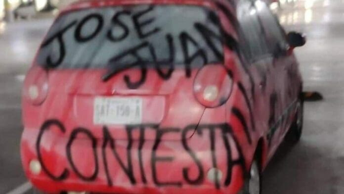 'Me dejaste en visto, contesta' La historia detrás del auto vandalizado