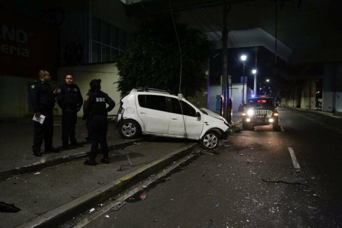 Roban un auto y lo chocan contra muro de la línea 12 en CDMX