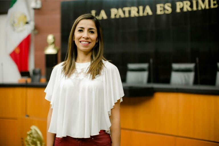 Marybel Villegas ha dado un paso atrás en sus intenciones y ha prometido lealtad absoluta a la 4T; dice que no se irá a otro partido.