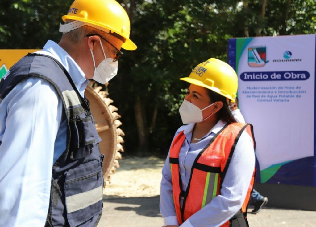 Blanca Merari Tziu Muñoz da el banderazo de inicio de la obra de introducción de la red de agua potable en Central Vallarta