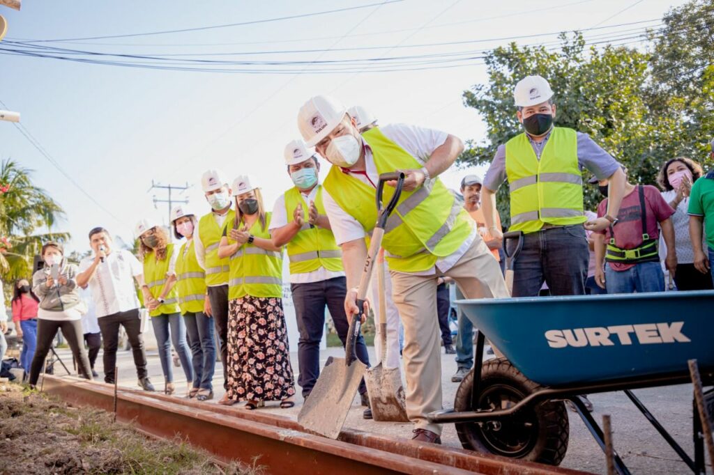 TULUM: Marciano Dzul encabeza arranque de construcción de banquetas y guarniciones en la colonia Ejidal