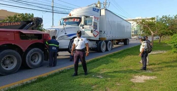 OLV Camión cafre se sale de la curva y deja sin luz a toda Plaza las Américas en Cancún