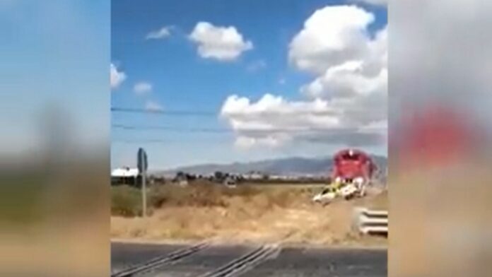 Taxista se pasa alarma de alto de un tren en Hidalgo y lo arrolló