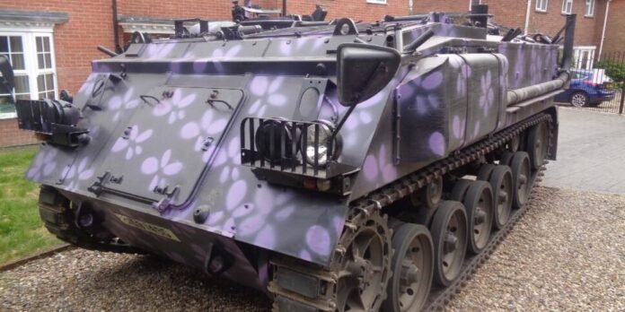 Compra tanque de guerra y lo convierte en un taxi