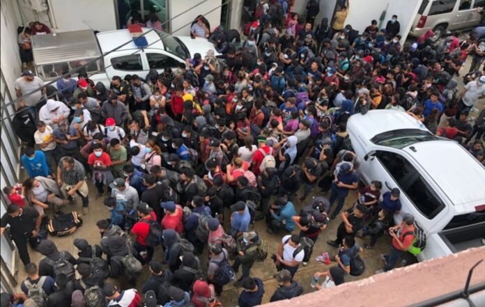 Hallan 500 migrantes que viajaban hacinados en dos tráileres en Veracruz
