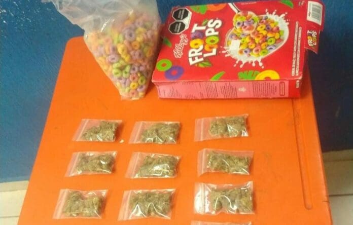 Un menor de edad fue descubierto luego que llevara droga dentro de una caja de cereal; el niño fue detenido en Playa del Carmen. Foto: Seguridad Pública de Solidaridad