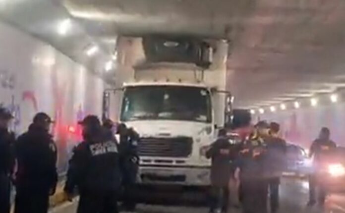 VIDEO: Tráiler se atora bajo un puente de la CDMX