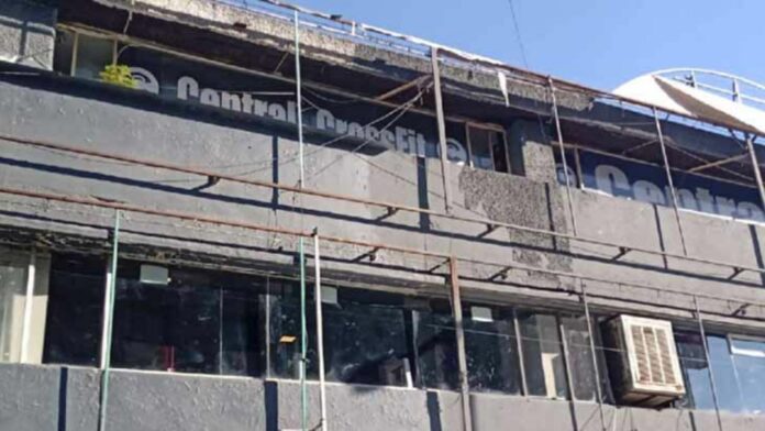 Joven pierde la vida en un gimnasio luego de que le cayera aparato de 300 kilos en la cara