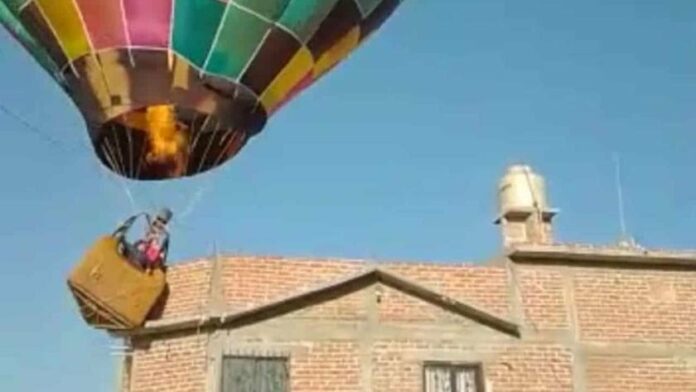 Un globo se estrella contra casa y tira tinaco