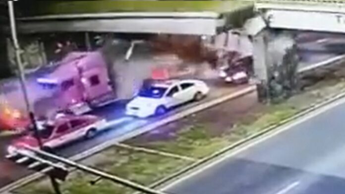 VIDEO: Tráiler se engancha y derrumba puente peatonal en Edomex