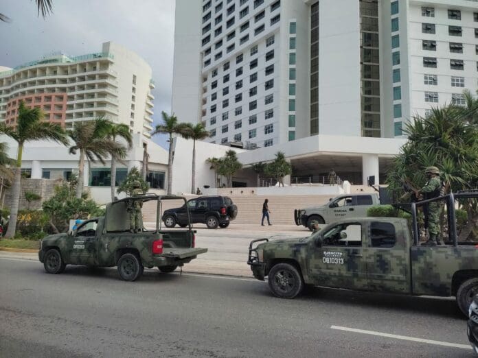 Imágenes del operativo llevado a cabo este día en Cancún, en el que se encontró droga a unos sujetos en el bulevar Kukulcán. Foto: SIM