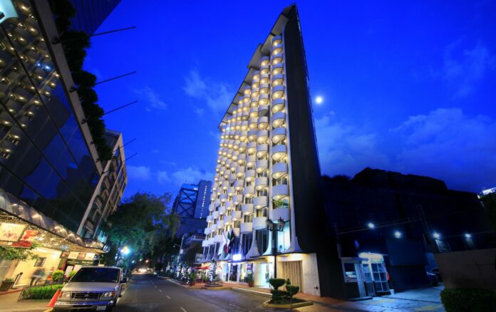 ¡Lamentable! Pierde la vida tras caer desde lo alto de un hotel
