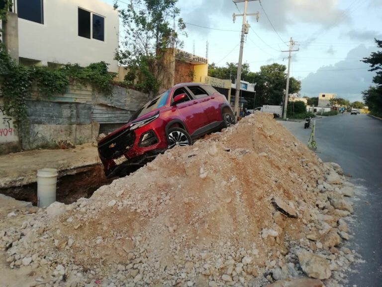 Conductora pierde el control y sube su camioneta a un montículo de tierra en Cancún