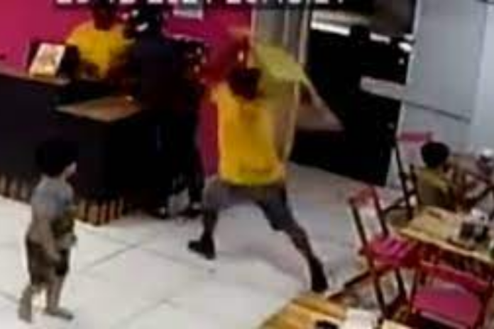 VIDEO: Empleado agarró a sillazos a ladrón que intentó asaltar una heladería