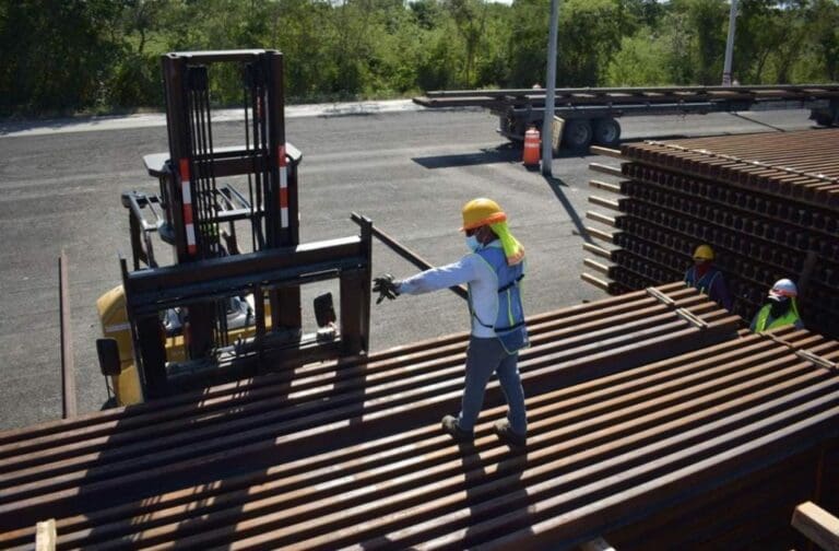 Ya van más de 12 mil 322 toneladas de rieles acopiadas para la vía ferroviaria en Quintana Roo para la construcción del Tren Maya. Foto: SIM