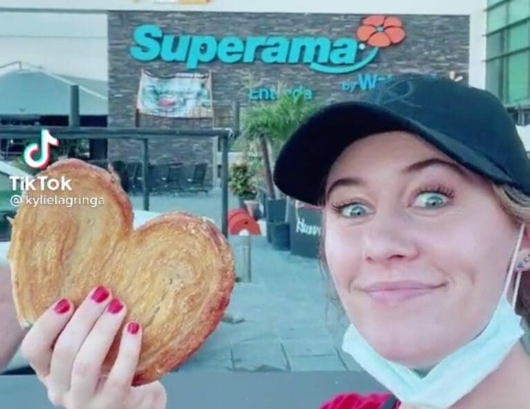 Unos turistas llegaron a Cancún y lo primero que hicieron fue probar el rico pan dulce que se hace en el país. Y seguro probarán más delicias. Foto: Captura de video