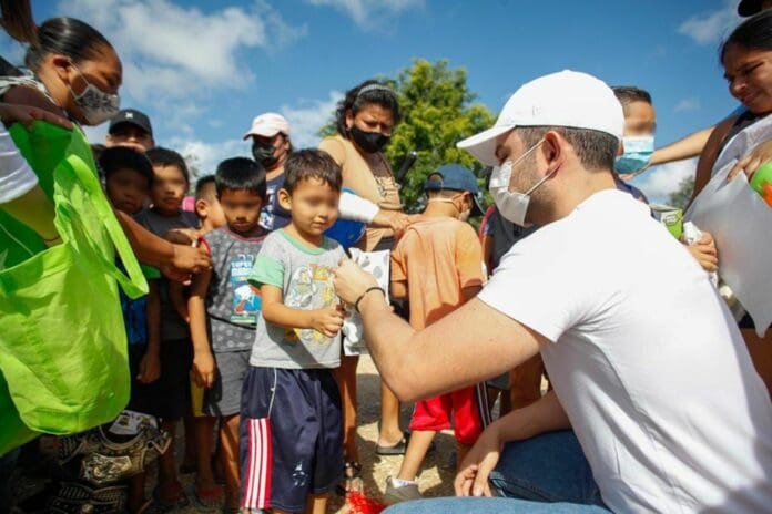 Pablo Bustamante y la asociación “Jóvenes Por Cancún”, llevaron alegría navideña y bienestar social a familias de la colonia El Milagro.