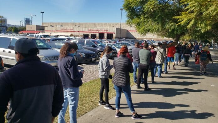 Pasteles de Costco provocan largas filas, revendedores serían responsables