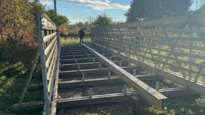 Detienen a hombre acusado de robarse un puente de 18 metros