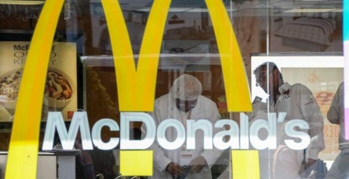 Un alto ejecutivo de McDonalds tuvo que dar dinero a la empresa tras comprobarse que sostenía relaciones con sus empleados. Foto: AP