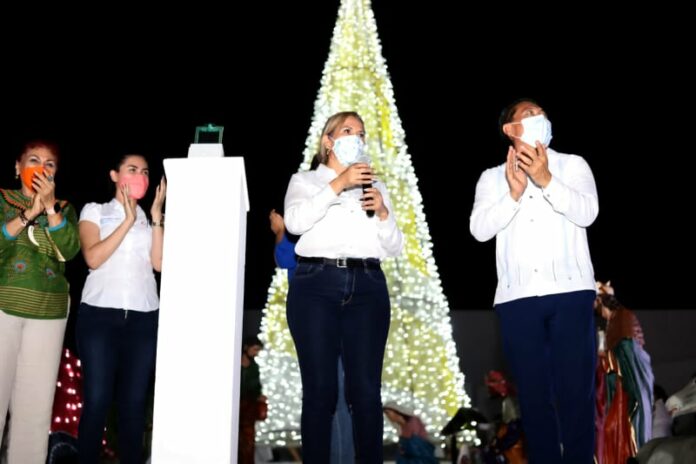 La presidenta Lili Campos realizó el encendido del árbol navideño en el DIF