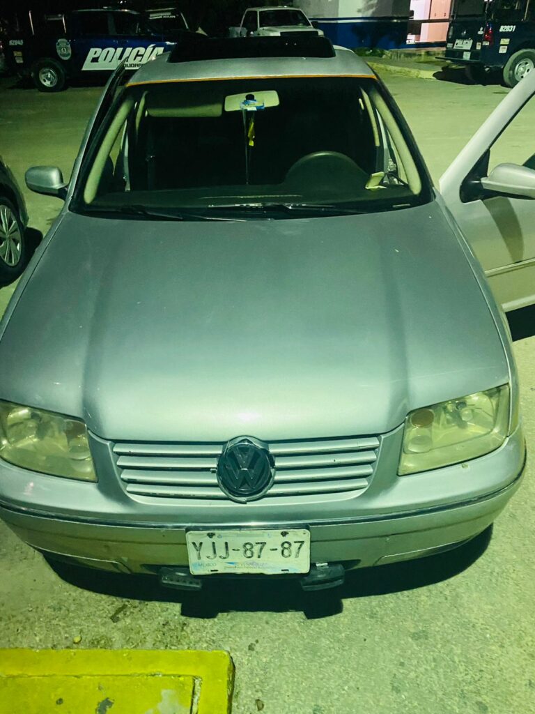 En el filtro policiaco de ingreso a Playa del Carmen, fue detenido un sujeto con posesión de droga. Iba a bordo de un automóvil Jetta. Foto: SP de Solidaridad