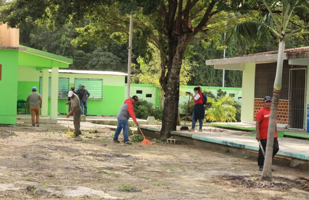 Unen esfuerzos gobierno municipal y sociedad civil para rescatar escuelas