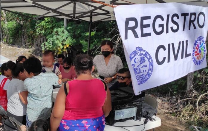 Para que niños accedan a educación, salud y desarrollo social, el gobierno de Solidaridad lleva el programa de registro de actas de nacimiento. Foto: Ayuntamiento de Solidaridad