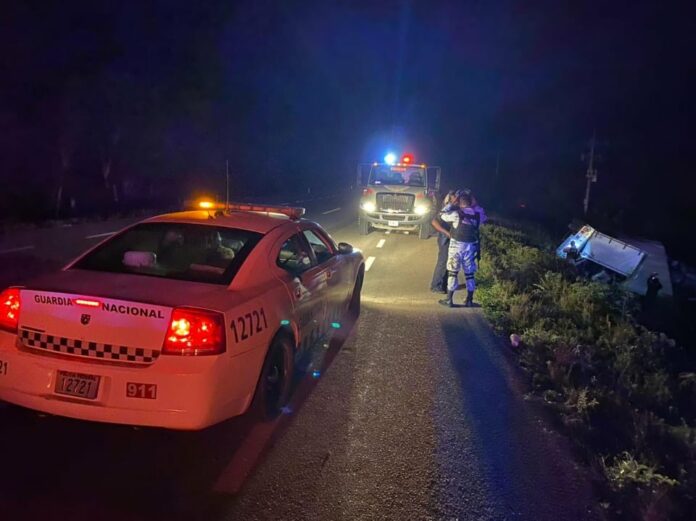 Camión se sale de la carretera federal 307 en Felipe Carrillo Puerto