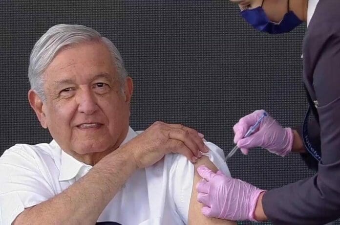 AMLO recibió su dosis de refuerzo contra el Covid-19; el mandatario se encuentra de gira; hoy dio inicio esta nueva etapa de vacunación. Foto: Captura de video