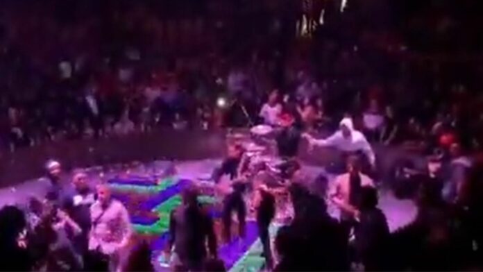 ¡Todo por una selfie! Escolta de grupo Codiciado dispara durante concierto y golpea a fan