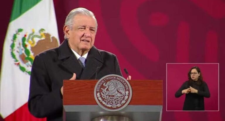 AMLO prometió que el puente que se va a construir sobre la laguna Nichupté no será de cuota sino gratuito. ¿Será posible? Foto: Captura de video